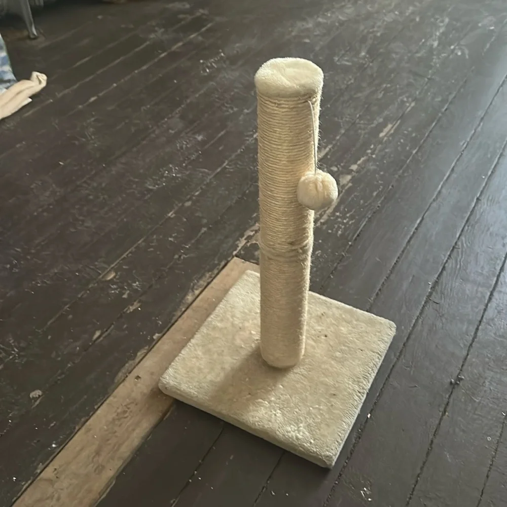 A cat scratching post new used once. Has 0 marks or damages.